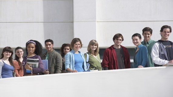 Studenten stehen auf dem Weg zur Universität, Porträt, Draußen