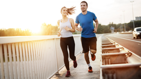 Ein Paar beim Joggen