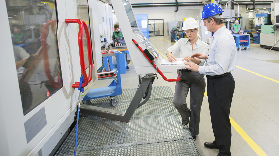 Manager und Ingenieur programmieren A CNC