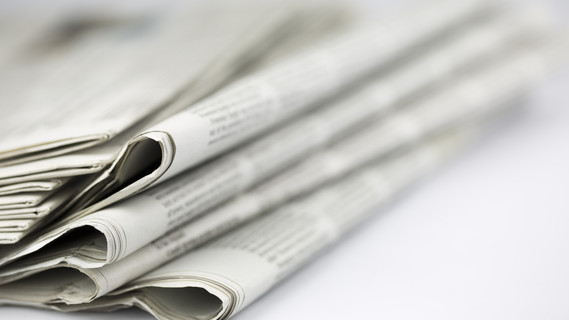 Zeitung isoliert auf weißem Hintergrund