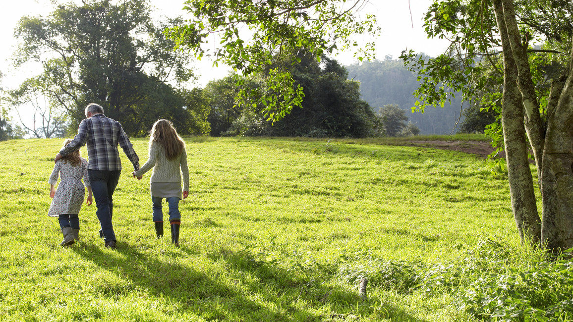 Familie macht einen Spaziergang in der Natur.