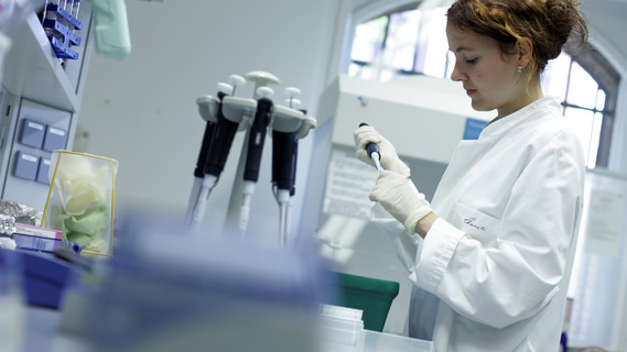 Ein Ziel der Deutschen Zentren: Forschungsergebnisse sollen in Zukunft schneller aus den Forschungslaboratorien in die medizinische Versorgung gelangen.