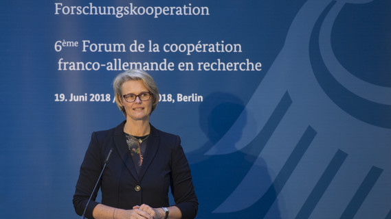Bundesministerin Anja Karliczek während ihrer Rede zur Eröffnung des 6. Forum zur deutsch-französischen Forschungskooperation