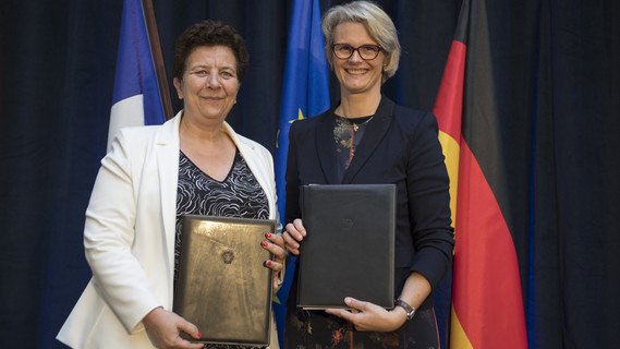 Bundesministerin Anja Karliczek und ihre französische Amtskollegin Frédérique Vidal eine gemeinsame Erklärung