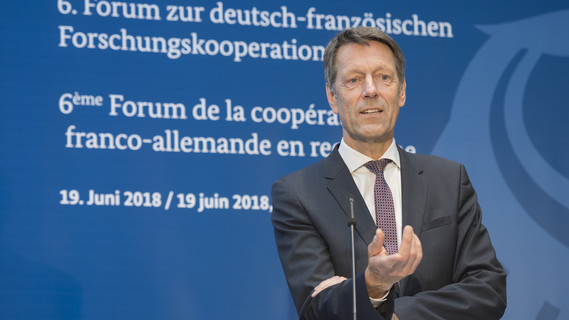 Georg Schütte, Staatssekretär im Bundesministerium für Bildung und Forschung, beendet mit seinen Schlussworten das 6. Forum zur deutsch-französischen Forschungskooperation