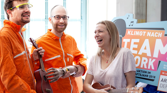 Gesangs-Team singt gemeinsam zur großen Mitsing-Aktion „Klingt nach Teamwork“ im Wissenschaftsjahr 2018 und begleitet mit Ukulelen.