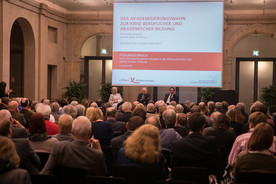 Johanna Wanka, Bundesministerin für Bildung und Forschung, diskutierte mit Julian Nida-RümelinJohanna Wanka, Bundesministerin für Bildung und Forschung, diskutierte mit Julian Nida-Rümelin