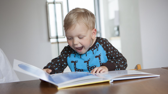 Ein Junge liest in einem Buch