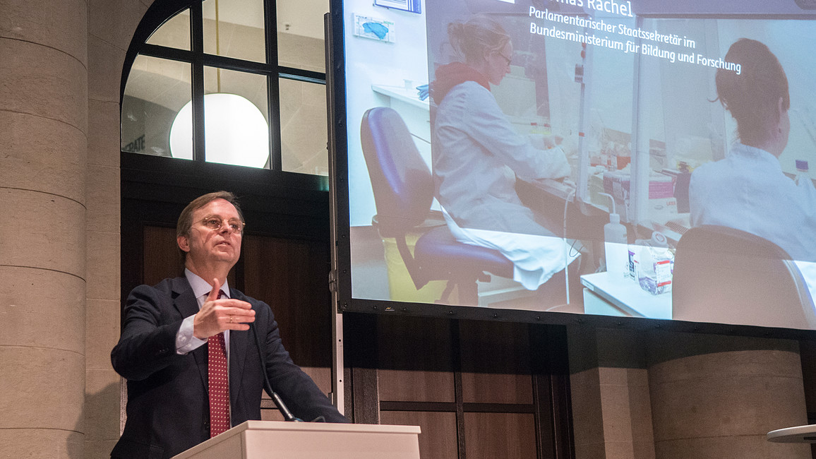 Thomas Rachel, Parlamentarischer Staatssekretär bei der Bundesministerin für Bildung und Forschung, spricht auf dem Parlamentarischen Abend der Deutschen Zentren für Gesundheitsforschung