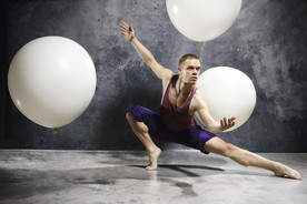 Eine Tanzaufführung auf einer Theaterbühne