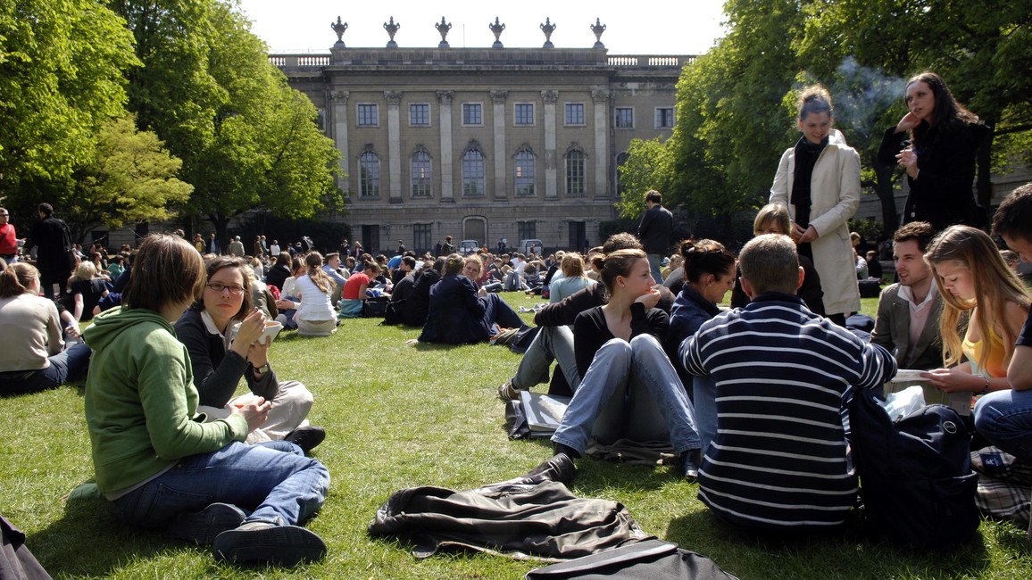 Education in germany. Студенты в Германии. Немцы студенты. Жизнь студентов в Германии. Российские студенты в германских вузах.