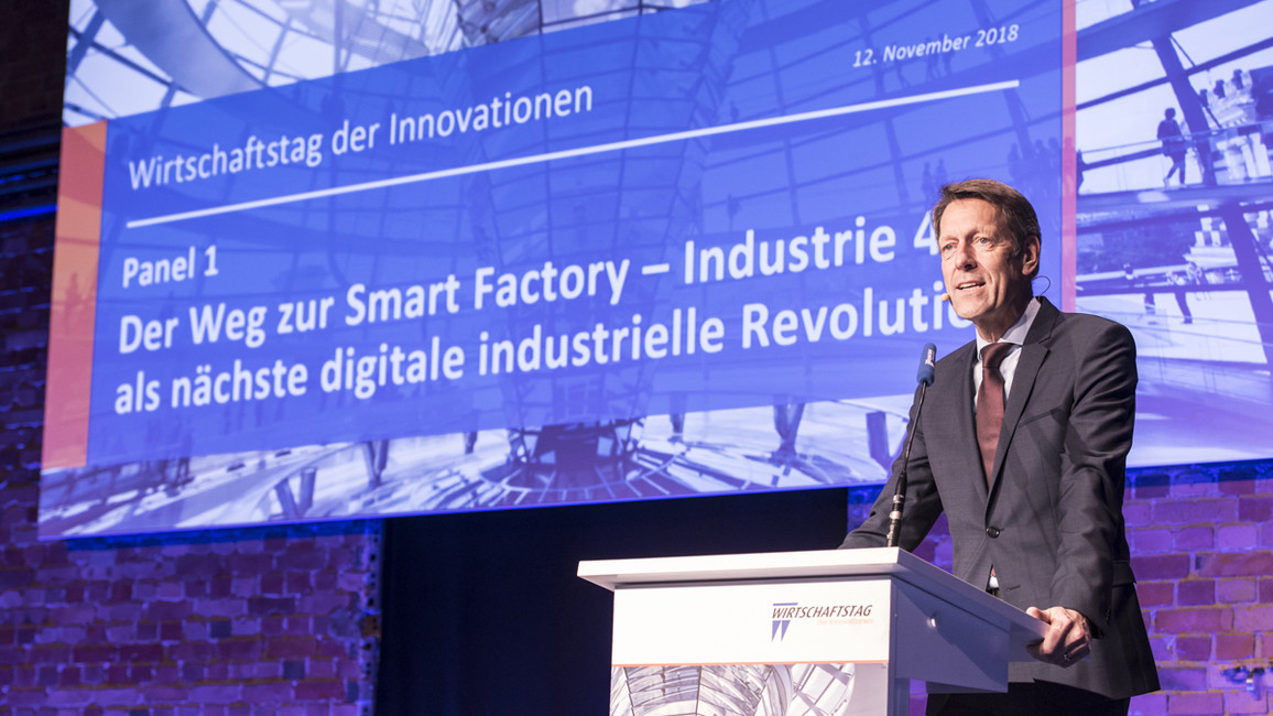 Georg Schütte, Staatssekretär im Bundesministerium für Bildung und Forschung, während seines Impulsvortrages im Panel 1 'Der Weg zur Smart Factory - Industrie 4.0 als nächste digitale industrielle Revolution' im Rahmen des Wirtschaftstages der Innovationen