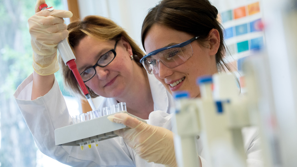 Angehende Medizinisch-Technische Laborassistenten üben unter Anleitung ihrer Ausbilderin das Pipettieren