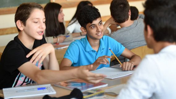 Abdulrahim (l) und Vito, Schüler einer Willkommensklasse lernen am 31.08.2015 an der Friedenauer Gemeinschaftsschule/1. Gemeinschaftsschule Schöneberg in Berlin deutsch.