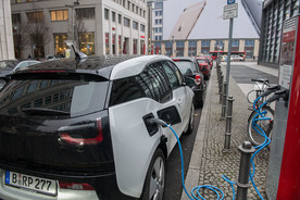 Ein Elektrofahrzeug ist an eine Ladestation angeschlossen.