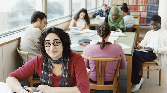 Ältere Studenten in einer Universitätsbibliothek