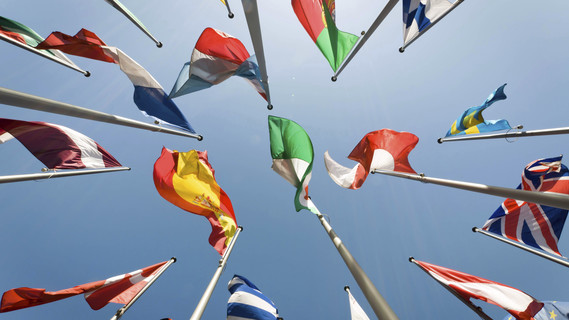 Flaggen von verschiedenen Nationen.