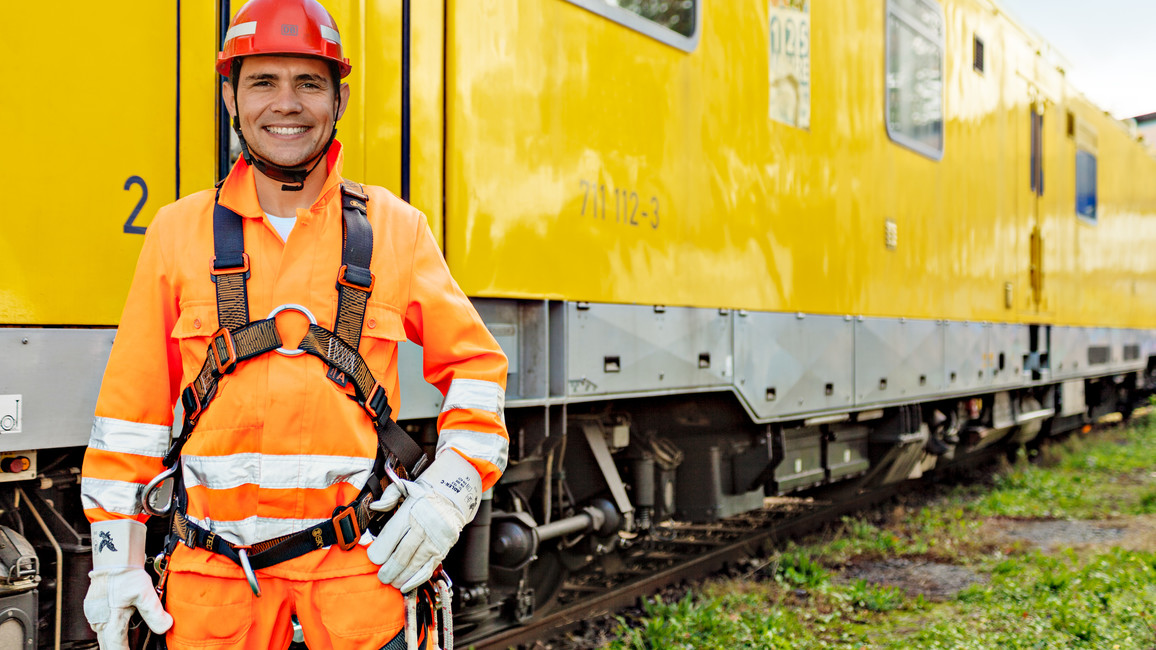 Dmitry Gladchenko kam 2011 aus Kasachstan nach Deutschland. Frustriert von einem Gelegenheitsjob entschied er sich im Mai 2013 für das Anerkennungsverfahren. Heute arbeitet er in seinem Traumjob als Elektroanlagenmonteur.