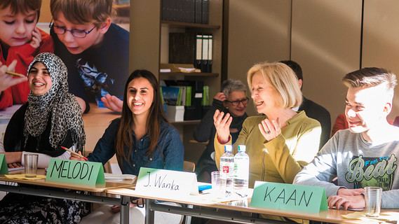 Sprachkompetenz wird hier besonders gefördert: Johanna Wanka mit Schülern des Ernst-Abbe-Gymnasiums in Berlin Neukölln.