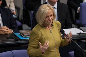 Bundesministerin Johanna Wanka stellt sich in der Befragung der Bundesregierung den Fragen des Plenums