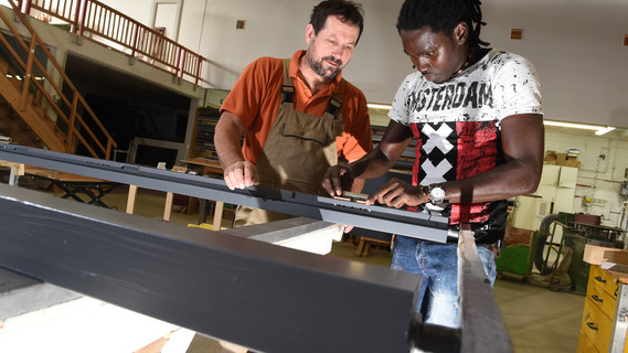 Omar Ceesay macht eine Ausbildung zum Schreiner.