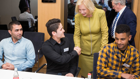 Johanna Wanka besucht KAUSA-Servicestelle Gießen