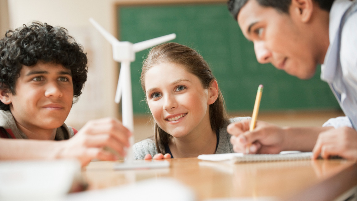 Schüler studieren ein Windrad