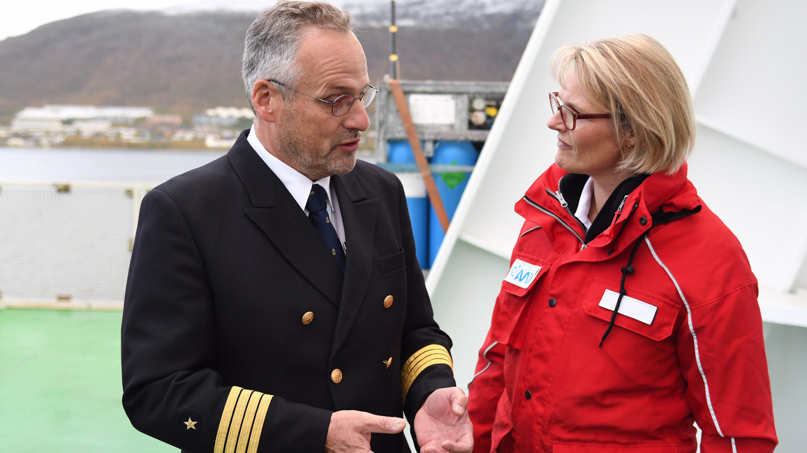 Bundesministeri n Anja Karliczek im Gespräch mit dem Kapitän der POLARSTERN