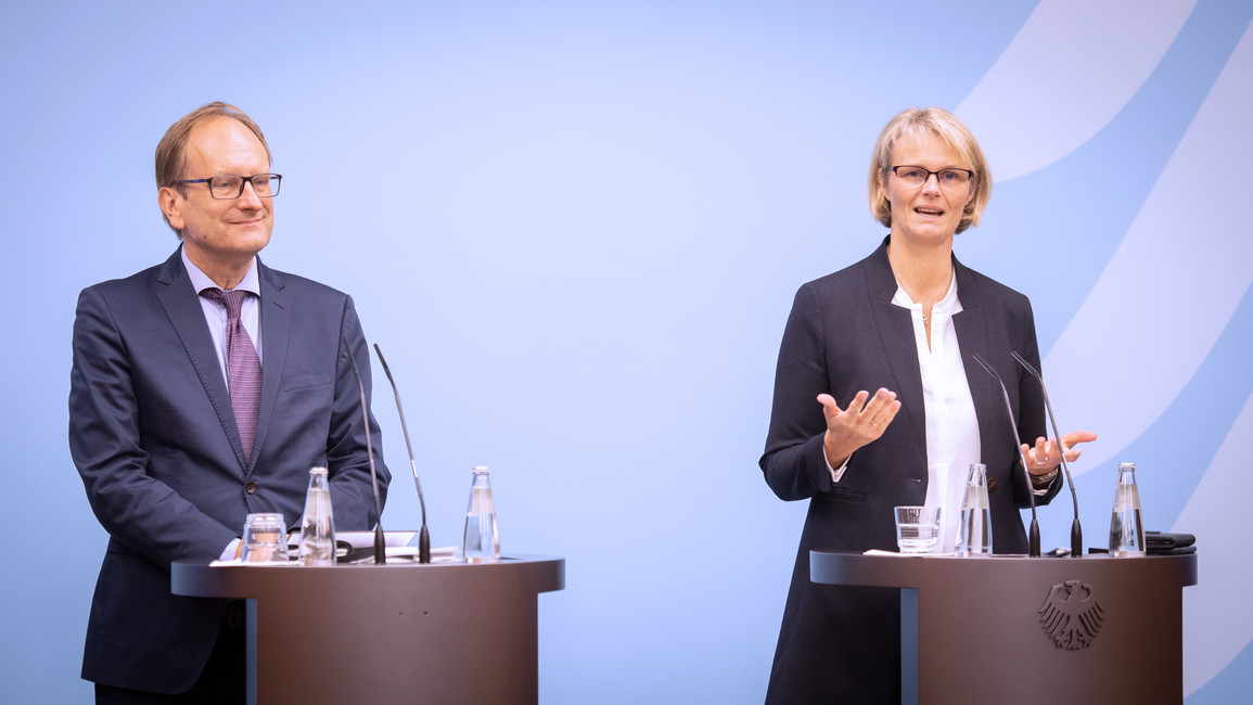 Bundesministerin Anja Karliczek stellt im Rahmen eines Doorsteps den Kabniettbeschluss zum AFBG vor.