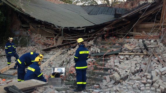 Nach einem Hauseinstürz muss der Trümmerkegel nach Überlebenden abgesucht werden.