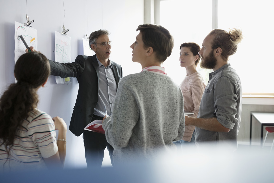 Professor, der Studenten etwas erklärt
