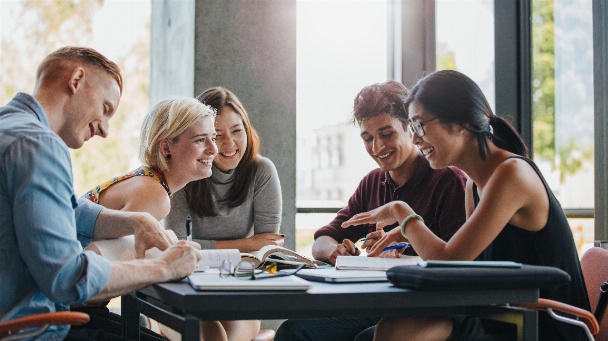 Gruppe von Studenten lernen gemeinsam