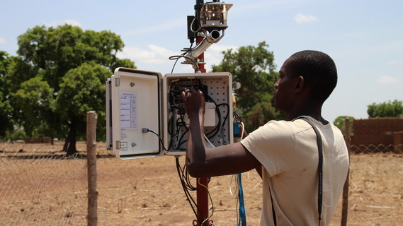 Doktoranden aus den WASCAL Doktoranden- und Forschungsprogrammen helfen bei der Wartung der Klimastationen und Erhebung von Klimadaten. Dano, Burkina Faso.