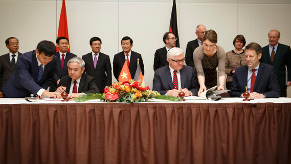 Abkommensunterzeichnung mit der vietnamesischen Delegation