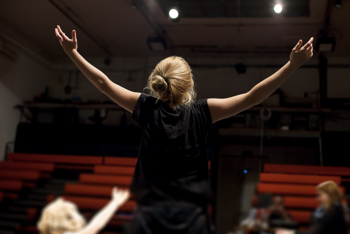 Jugendliche probt im Theater