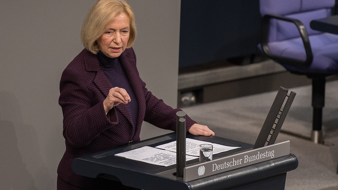 Johanna Wanka spricht im Plenum des Deutschen Bundestages