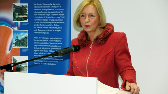 Johanna Wanka bei der Eröffnung des Neubaus des Deutschen Zentrums für Neurodegenerative Erkrankungen in Tübingen.