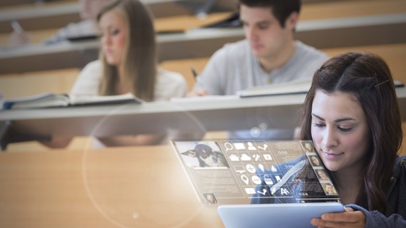 Studentin im Hörsaal