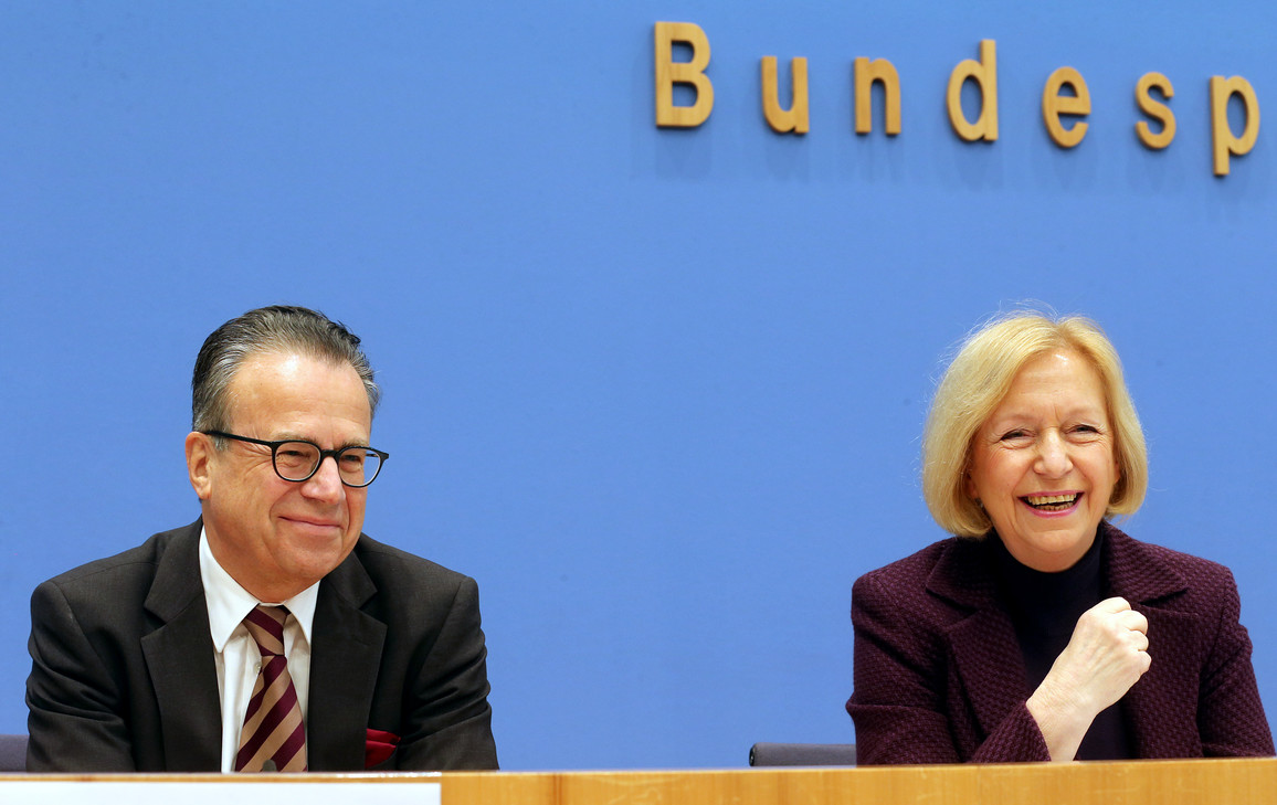 Flüchtlinge in Ausbildung bringen: Frank-Jürgen Weise, Vorsitzender der Bundesagentur für Arbeit, und Bundesministerin Johanna Wanka in Berlin