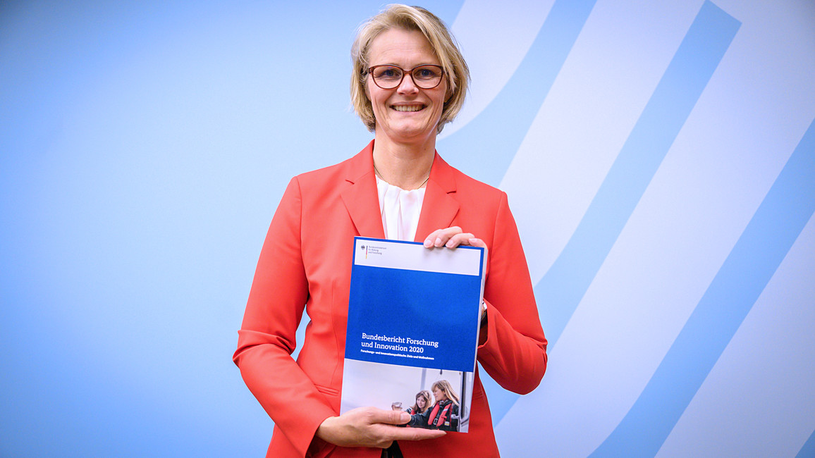 Bundesministerin Anja Karliczek stellt den Bundesbericht Forschung und Innovation 2020 vor.