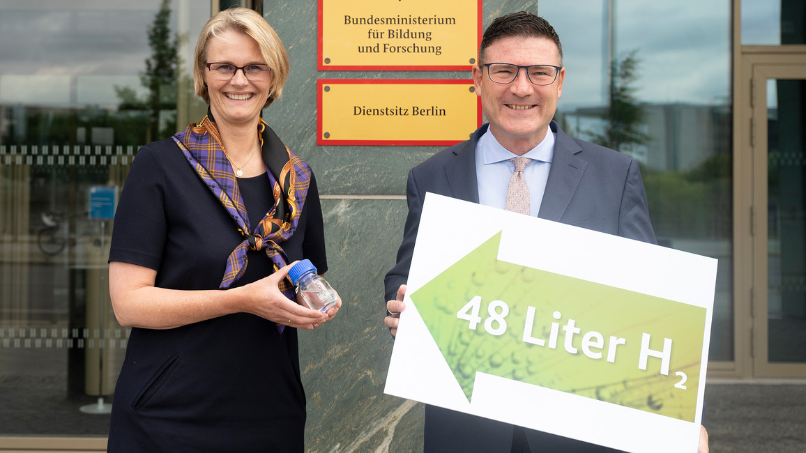 Bundesforschungsministerin Anja Karliczek, Innovationsbeauftragter „Grüner Wasserstoff“ Dr. Stefan Kaufmann:Kleines Fläschchen, große Wirkung - In diesen 80 ml Flüssigkeit (LOHC) sind 48 Liter Wasserstoff gebunden. Ausreichend Energie, um einen Kühlschrank einen Tag lang zu versorgen.