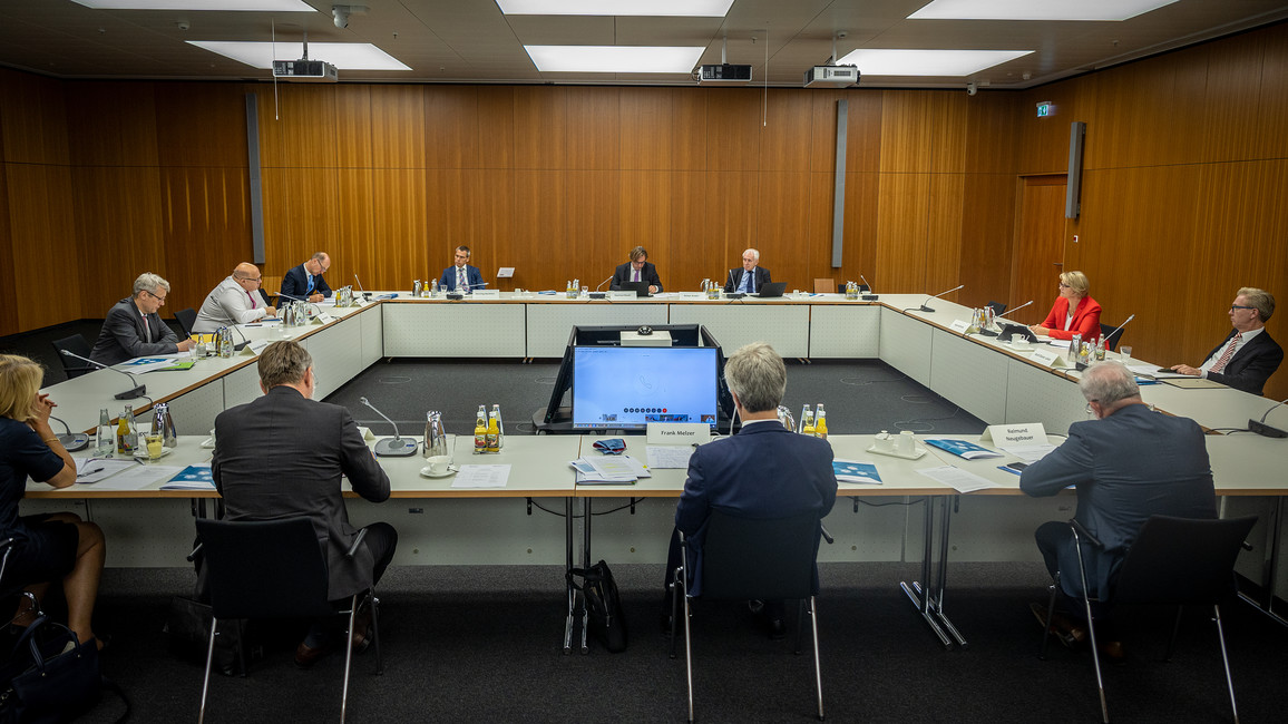 Blick in die Sitzung des Leitungsgremiums der Plattform Industrie 4.0. Diese fand unter der Leitung von Bundesforschungsministerin Anja Karliczek und Bundeswirtschaftsminister Peter Altmaier statt.