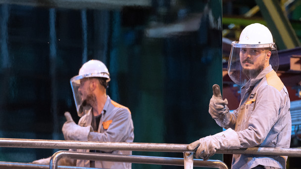 Ein Arbeiter der Salzgitter AG vor dem neuen Stahl.