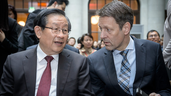 Staatssekretär Georg Schütte neben dem chinesischen Gast