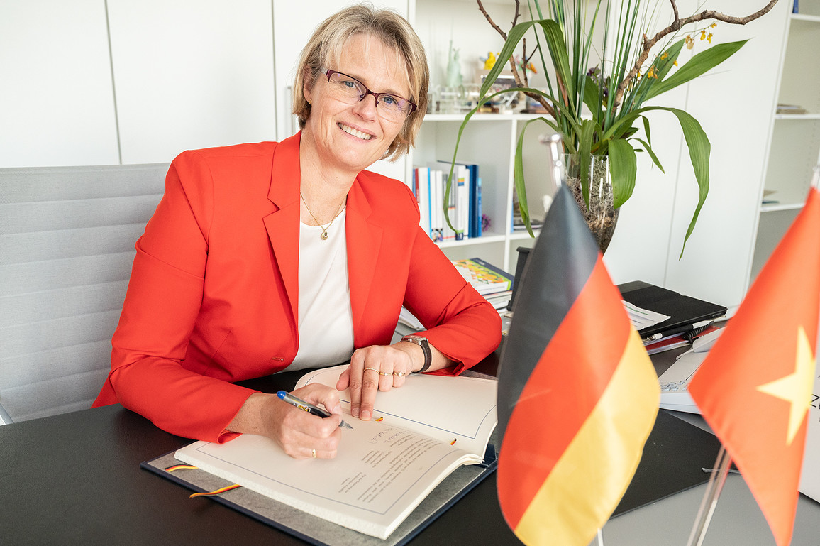 Bundesbildungsministerin Anja Karliczek unterzeichnet das Abkommen.