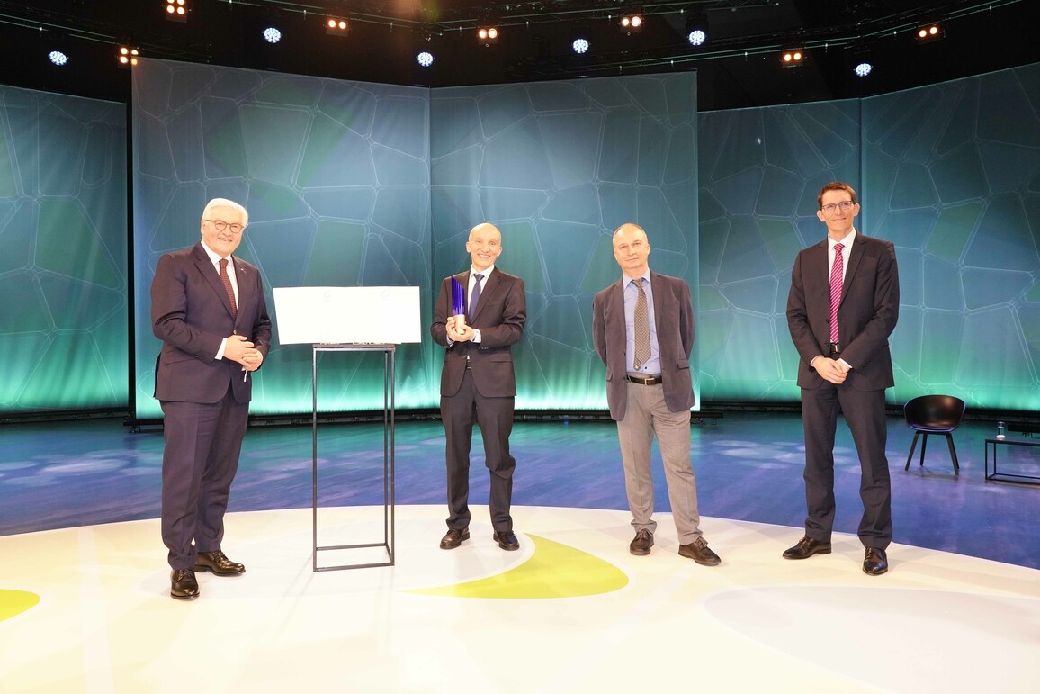 Das Team um Peter Kürz von Carl Zeiss, Sergiy Yulin vom Fraunhofer Institut für Angewandte Optik und Feinmechanik in Jena und Michael Kösters von TRUMPF (v.l.n.r.) wird für ihre Forschungsarbeit in der Mikroelektronik vom Bundespräsident Frank-Walter Steinmeier mit dem Deutschen Zukunftspreises 2020 ausgezeichnet.