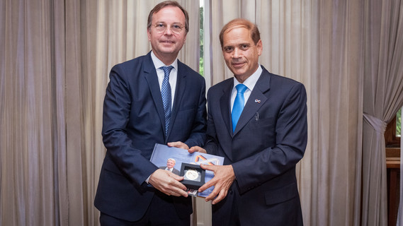 Der Parlamentarische Staatssekretär Thomas Rachel mit dem israelischen Botschafter Yakov Hadas-Handelsman.