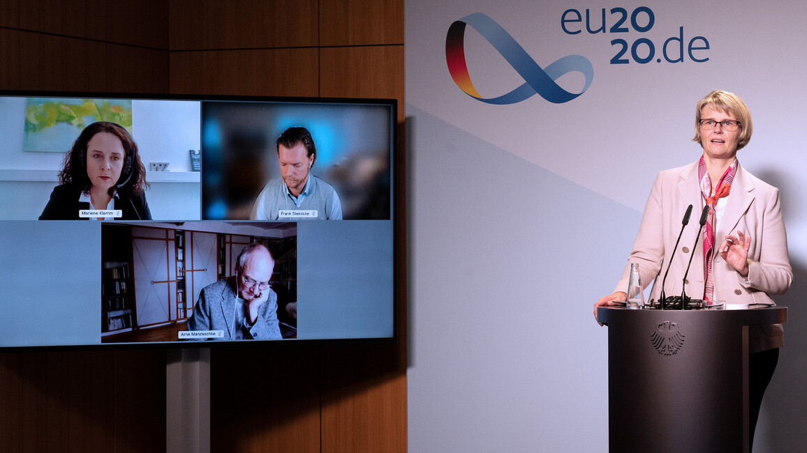 Bundesforschungsministerin Anja Karliczek stellt in einer Pressekonferenz ein neues Forschungsprogramm vor. Zugeschaltet waren: Arne Manzeschke (Evangelische Hochschule Nürnberg, Marlene Klemm (Leiterin Pflegepraxiszentrum Nürnberg) und Frank Steinicke (Universität Hamburg).