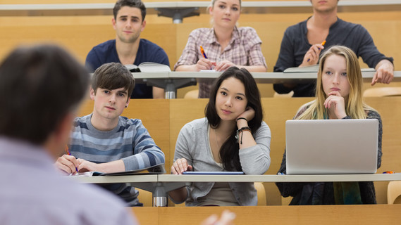 Studenten während einer Vorlesung im Hörsaal