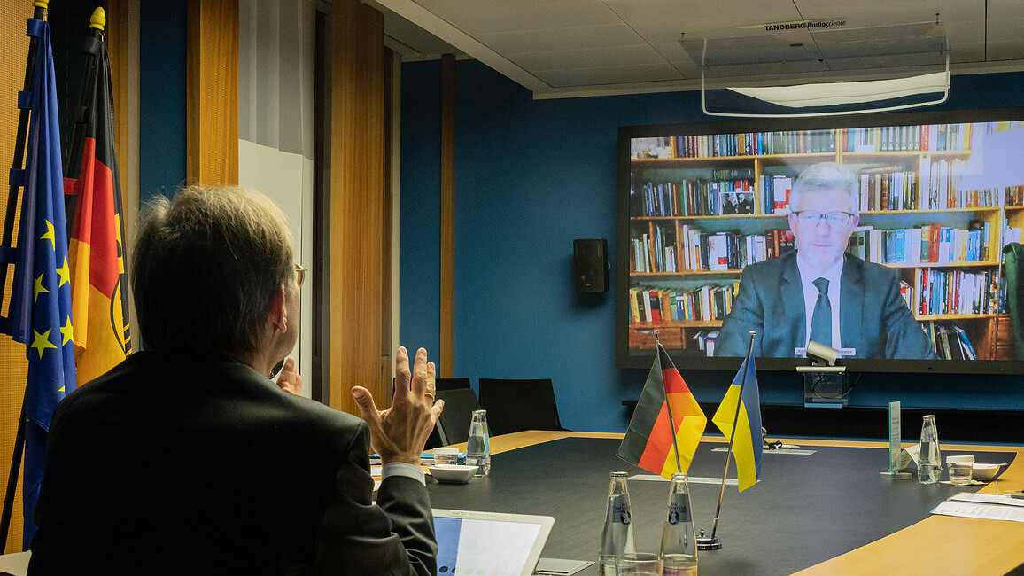 Thomas Rachel, Parlamentarischer Staatssekretär bei der Bundesministerin für Bildung und Forschung, im Gespräch mit dem Botschafter der Ukraine,S.E. Dr. Andrij Melnyk.